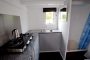 interior casita de Brett_Sutherland cocina bano