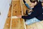 trabajando madera para la Petite Maison