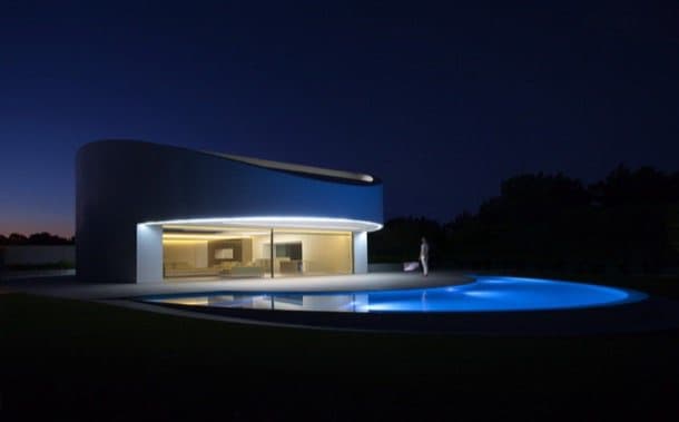 Balint House: casa minimalista con fachada de Krion Balint House casa minimalista nocturno