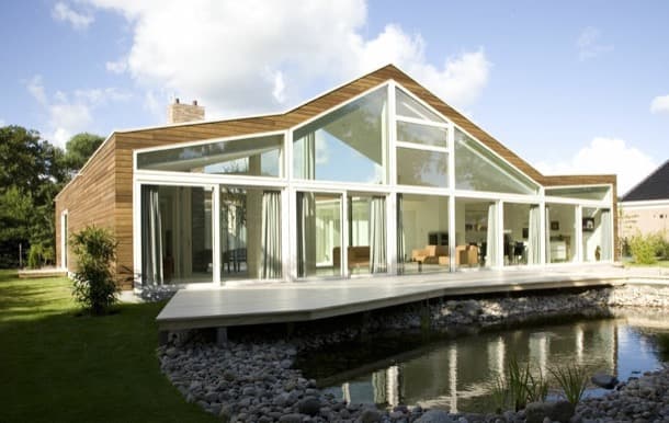 Villa BH: con patio y fachadas de vidrio casa con patio irregular Villa BH