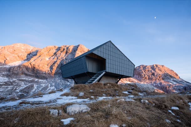 Refugio construido sobre un antiguo búnker refugio prefabricado Bivak - Premica Architects