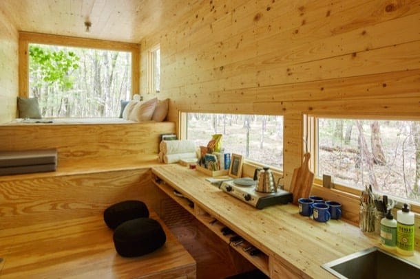 Pequeña casa de madera para conectar con lo básico interior casita MAISIE