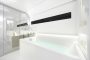 el cuarto de baño tiene una bañera