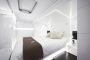 el dormitorio tiene una cama grande