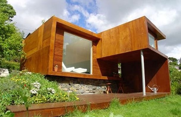 Refugio para el verano, diseñado por Tommie Wilhelmsen refugio Kolonihagen, con fachada revestida de madera