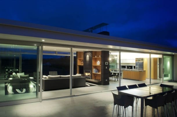 Moderna casa para las vacaciones en familia vista nocturna de la Casa Dixon, dese el patio