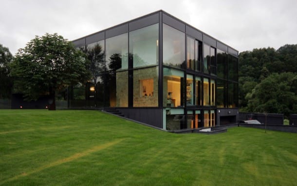 Pavilniai House: cuando la casa protege una construcción histórica Pavilniai House desde el jardín