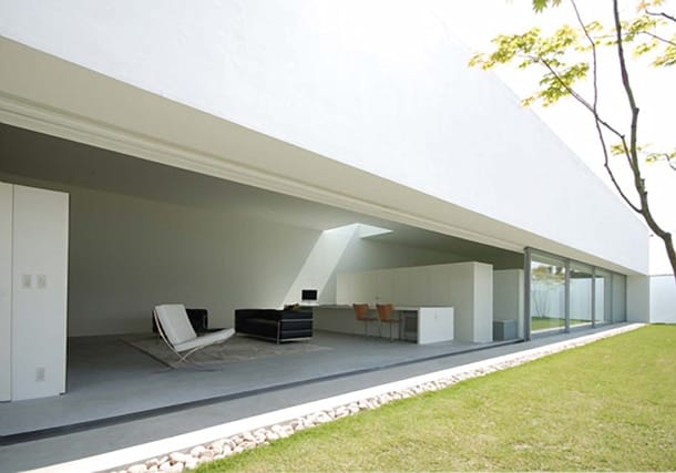 Vivienda minimalista de un único espacio fachada abierta al patio den la casa warehouse