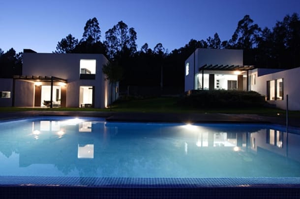 Dos casas en ladera, diseñadas por A-Cero Twin Houses dos casas para hermanos gemelos, diseñadas por A-Cero