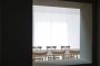 hueco desde la cocina al comedor en la Layered House
