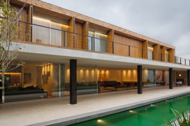 Vivienda de ladrillo con salón de 90m2, por Marcio Kogan porche piscina de la Tijolinho House