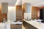 OM House cocina con paredes de madera