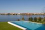 piscina con vistas al lago, en la Black House