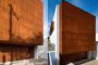 fachada principal de la Corten House