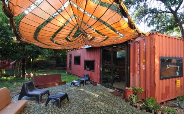 container Studio Pod con paracaídas en el patio