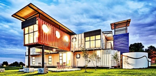 Centro de acogida hecho con contenedores exterior del centro New Jerusalem Children