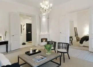 Apartamento renovado en Estocolmo salón con chimenea piso en Estocolmo