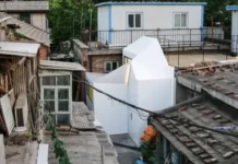 Plugin House: casa hecha con paneles prefabricados Plugin House casa de paneles prefabricados PAO