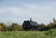 Refugio que se mueve con patas mecánicas Walking House en el campo