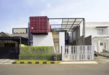 fachada calle Casa con contenedores