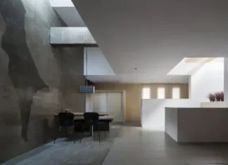 Casa Tuneful comedor bajo lucernario