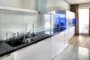 cocina con gran acuario azul