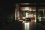 Casa con piscina en azotea de noche