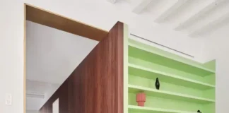 Decoración apartamento en Barcelona con pared de madera