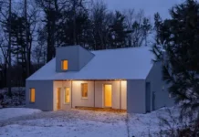 Unfinished House: casa prefabricada sostenible en Ontario exterior Unfinished House noche
