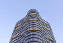 320 Granville: torre de fachada curva en Vancouver parte superior torre en Vancouver