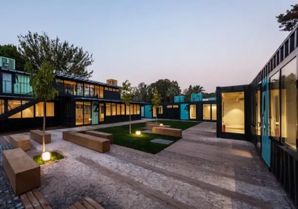 Patio central del proyecto Container Park, en Esmirna (Turquía).