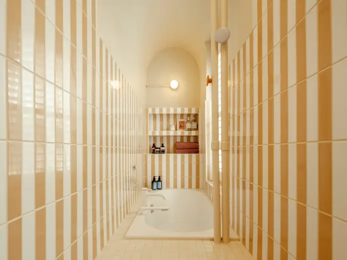 Bañera del cuarto de baño Perron, con repisa inaccesible.