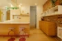 Cocina del apartamento Perron, con muro de ladrillo y extraños taburetes.