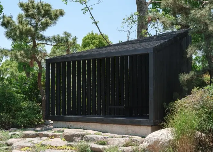 3 to 1 Pavilion, un refugio de planta triangular.