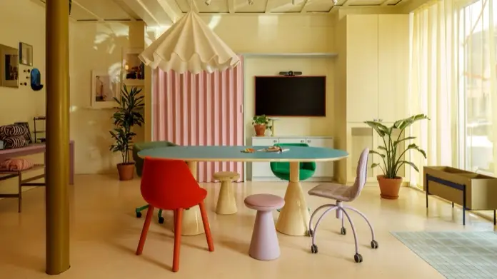 Espacio amueblado con diseños de diferentes colores y texturas.