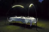 Lámpara de suelo Halley, con diseño curvo y delgada tira LED.