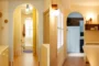 Espacios con arcos en cuarto de baño y cocina del apartamento Perron.