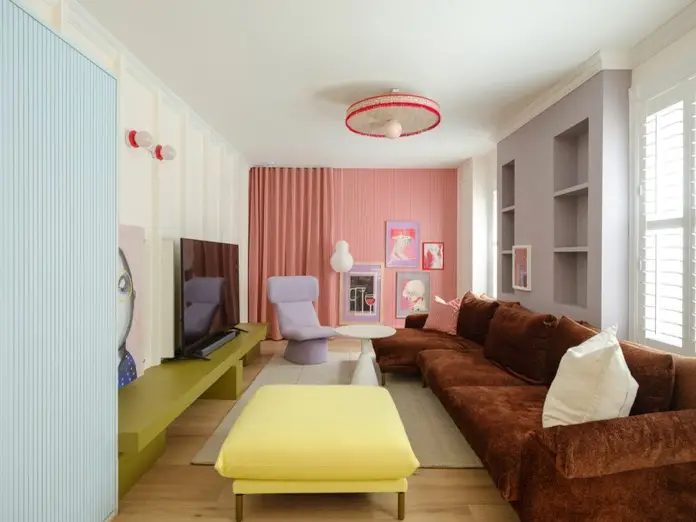 Sala de estar con decoración ecléctica en el apartamento Perron.