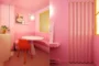 Espacios decorados en color rosa, incluso con cortina semirrígida de Perron.