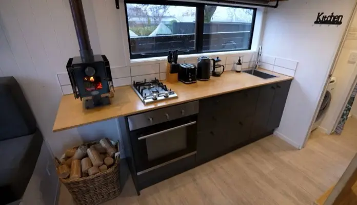 Vista parcial de la cocina de la tiny house Wanaka.