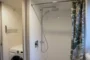 Interior del cuarto de baño de la casa diminuta Wanaka.