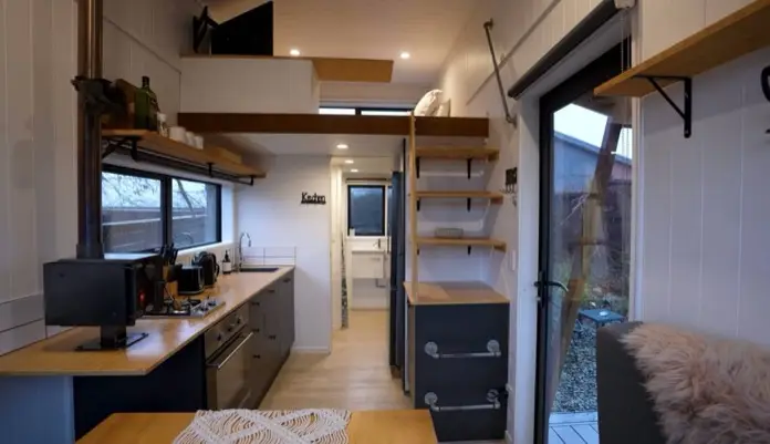 Interior de la casa mínima Wanaka, en Isla Sur de Nueva Zelanda.