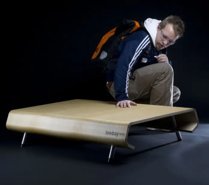 Han Koning junto a su mesa diseñada, el modelo Lowbay original.