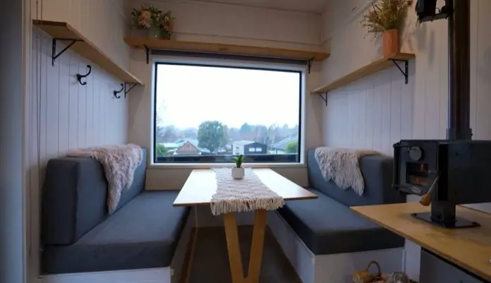 Mesa de comedor con bancos, en la tiny house Wanaka.