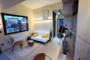 Sala de estar, con ventana lateral, de la casa Kyabin
