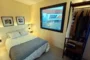 Dormitorio de la casita Kyabin con iluminación artificial