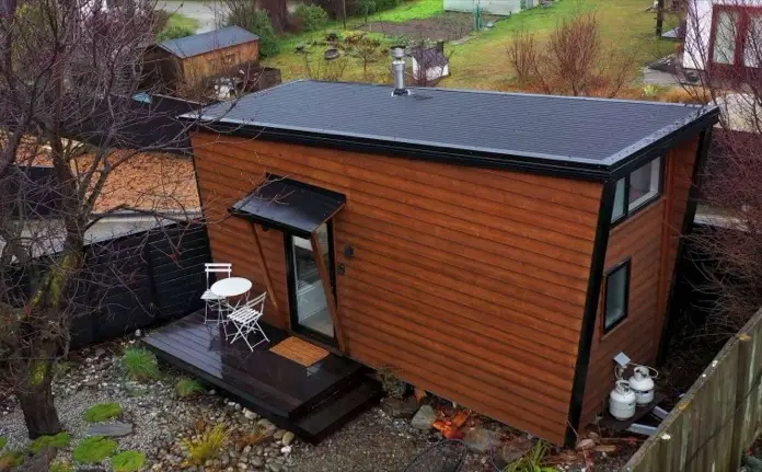 Vista aérea de casa diminuta en Wanaka, Nueva Zelanda.