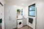 Cuarto de baño con lavadora, en casa Seaholme