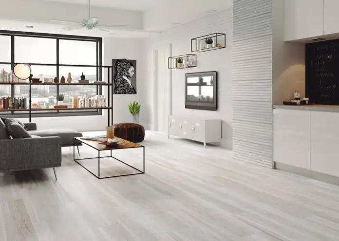 Revestimiento porcelánico en una sala.