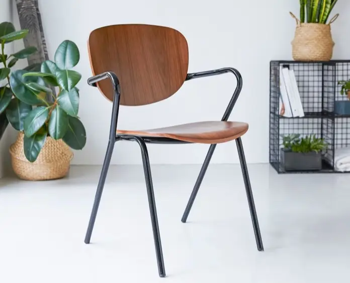 Silla Ada, de contrachapado y metal